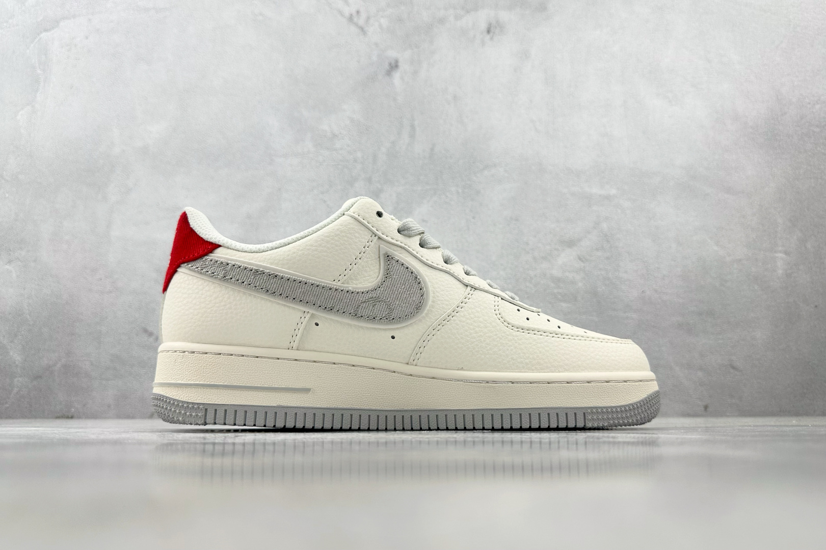 XC 
Nike Air Force 1'07 LV 联名 米白灰

货号：XX3168 135
尺码：