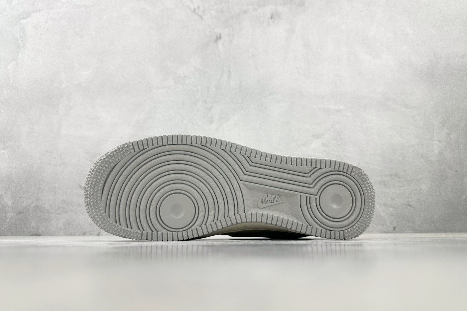 XC 
Nike Air Force 1'07 LV 联名 米白灰

货号：XX3168 135
尺码：