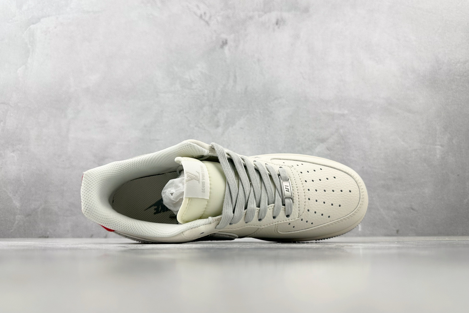 XC 
Nike Air Force 1'07 LV 联名 米白灰

货号：XX3168 135
尺码：