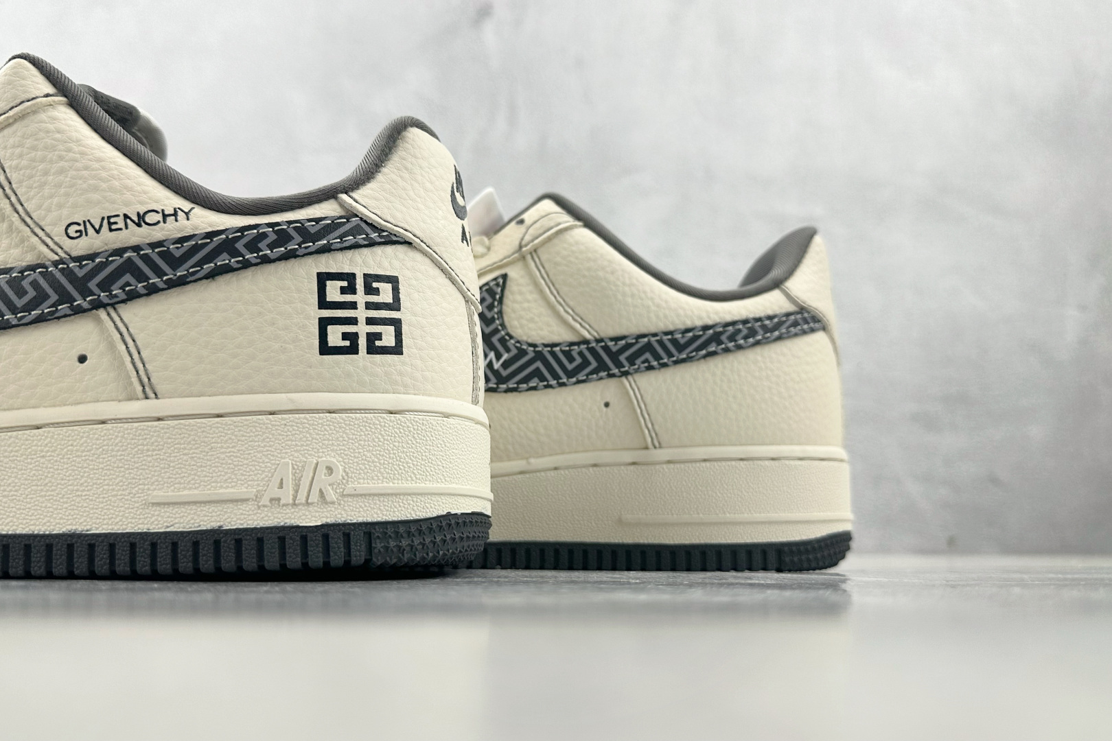 XC 
Nike Air Force 1'07 NIKE 联名 米白灰

货号：DF0188 057
尺