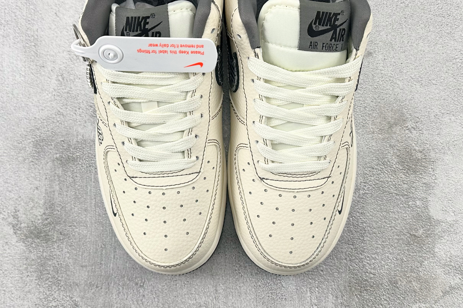 XC 
Nike Air Force 1'07 NIKE 联名 米白灰

货号：DF0188 057
尺