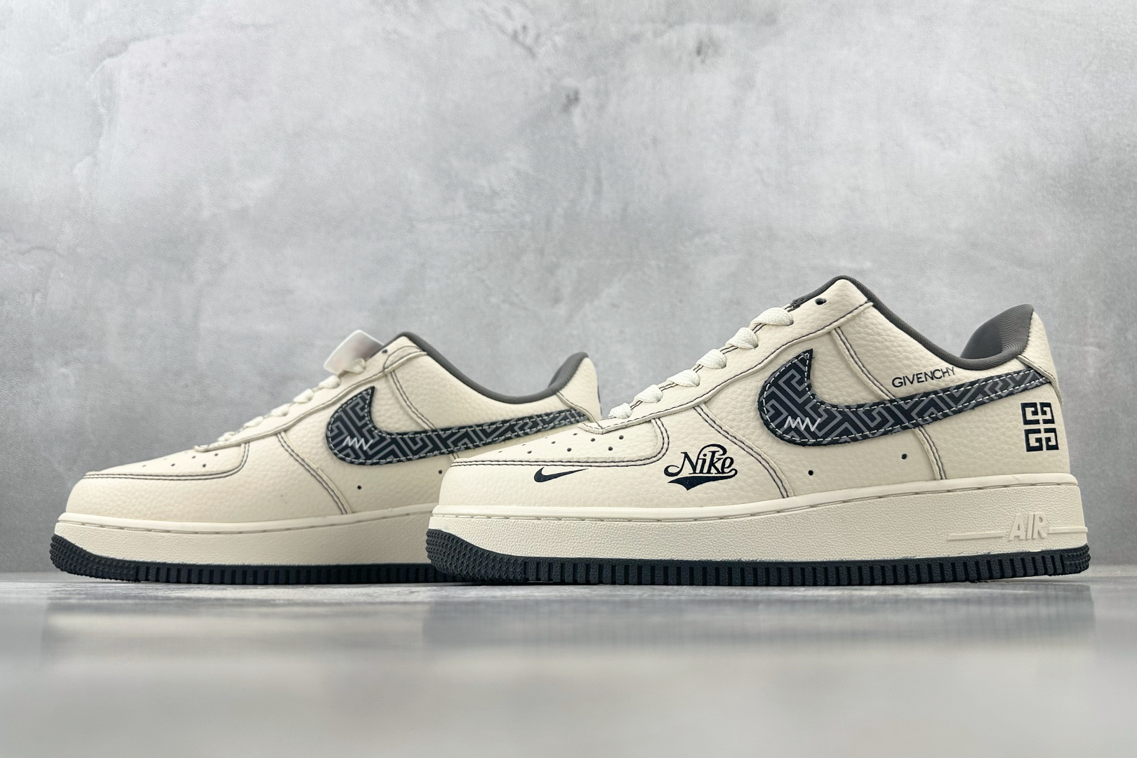 XC 
Nike Air Force 1'07 NIKE 联名 米白灰

货号：DF0188 057
尺