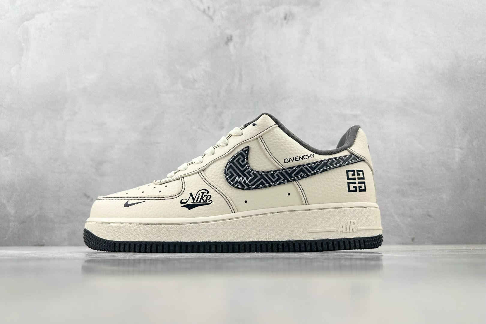 XC 
Nike Air Force 1'07 NIKE 联名 米白灰

货号：DF0188 057
尺