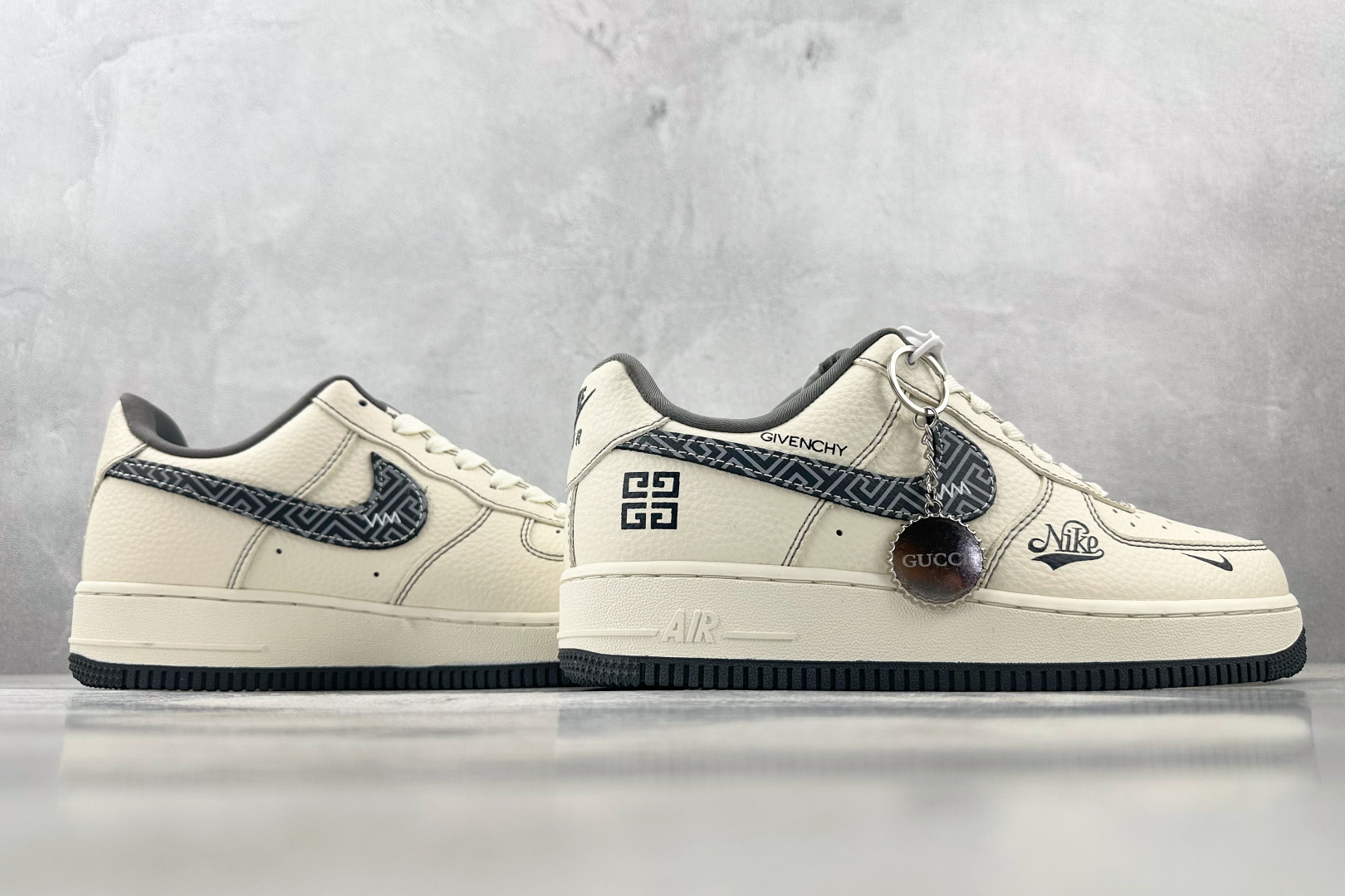 XC 
Nike Air Force 1'07 NIKE 联名 米白灰

货号：DF0188 057
尺