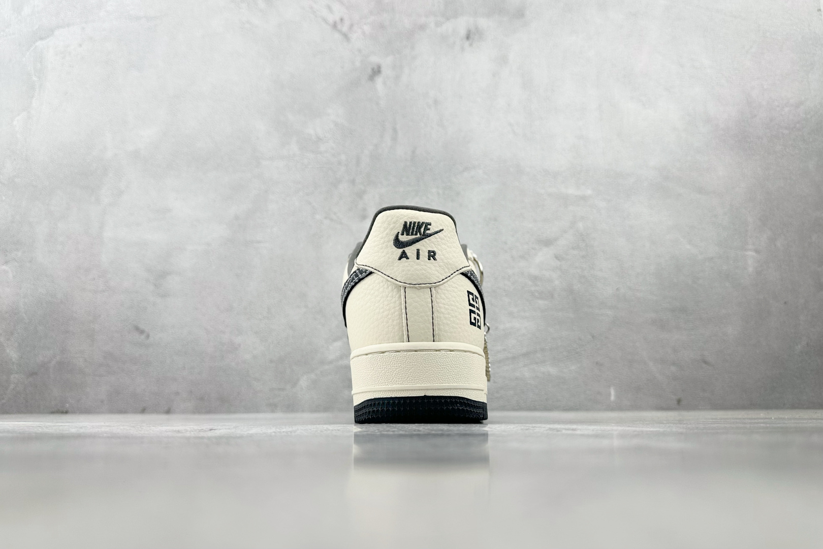 XC 
Nike Air Force 1'07 NIKE 联名 米白灰

货号：DF0188 057
尺