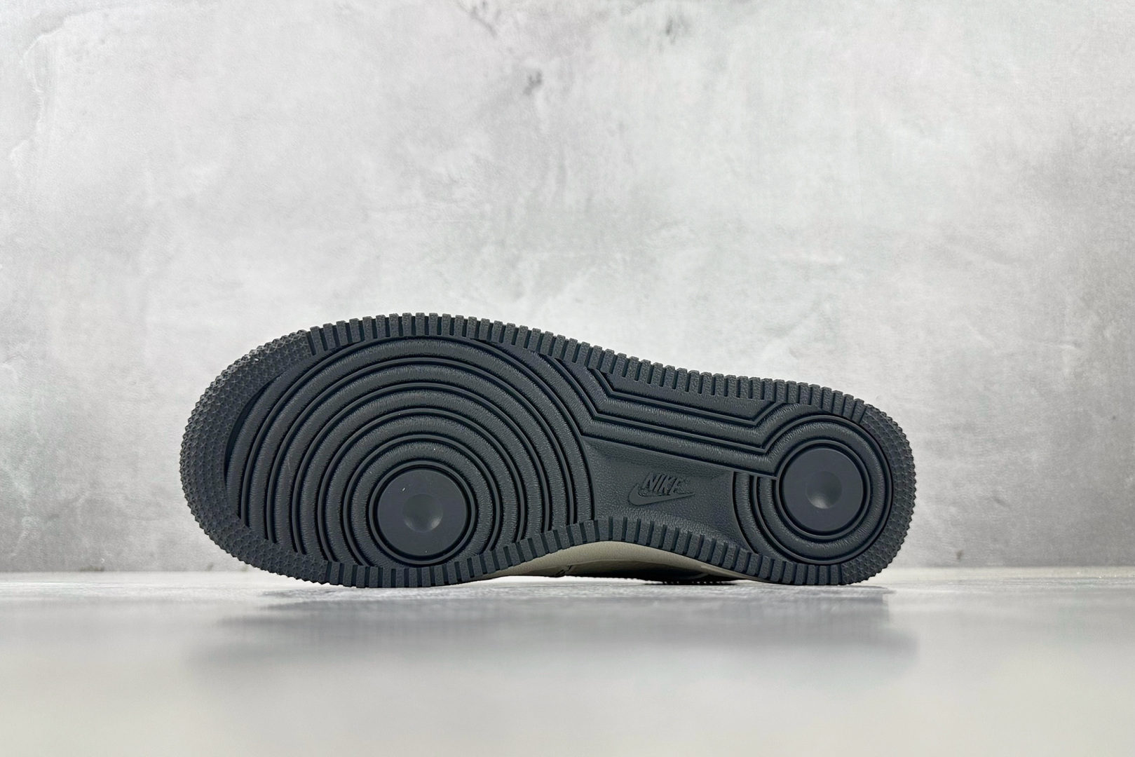 XC 
Nike Air Force 1'07 NIKE 联名 米白灰

货号：DF0188 057
尺