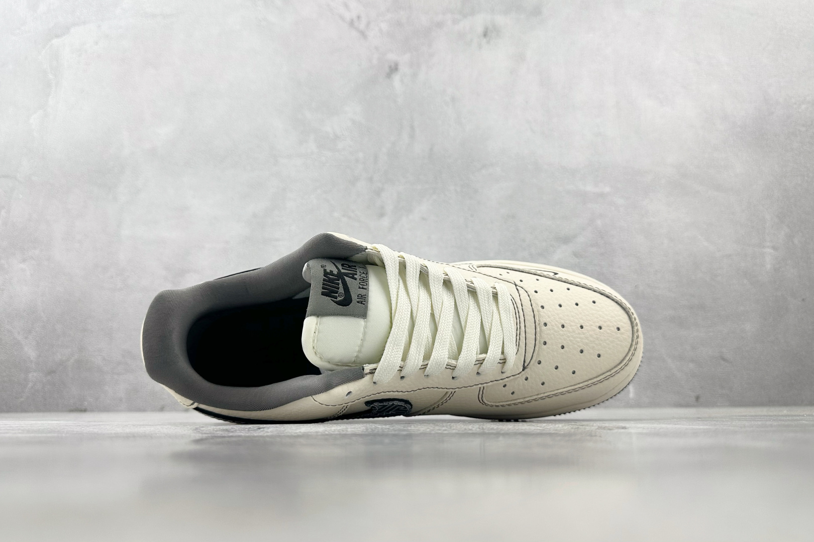 XC 
Nike Air Force 1'07 NIKE 联名 米白灰

货号：DF0188 057
尺