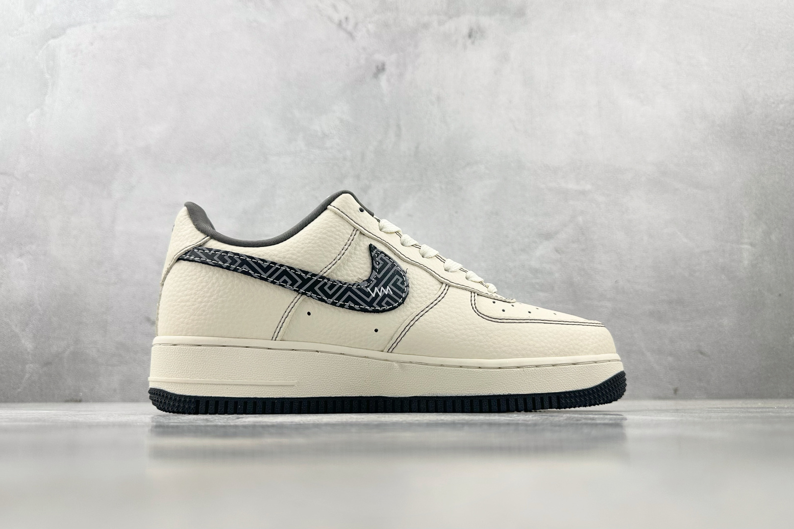 XC 
Nike Air Force 1'07 NIKE 联名 米白灰

货号：DF0188 057
尺