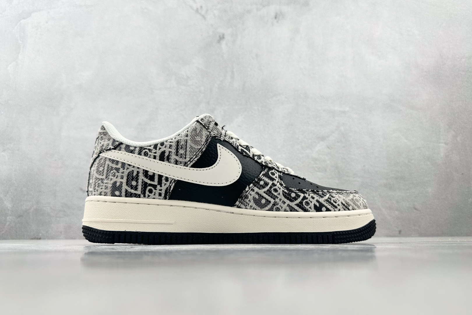 XC 
Nike Air Force 1'07  Dior 联名 黑白

货号：XS1958 581
尺