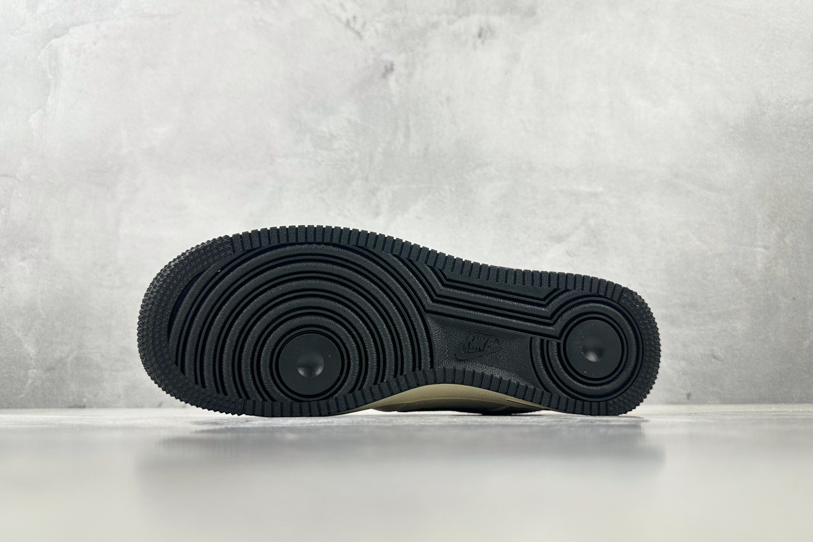 XC 
Nike Air Force 1'07  斯图西 联名 米白黑

货号：XX3168 153
尺