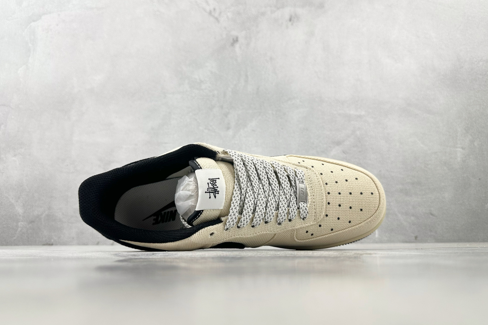 XC 
Nike Air Force 1'07  斯图西 联名 米白黑

货号：XX3168 153
尺