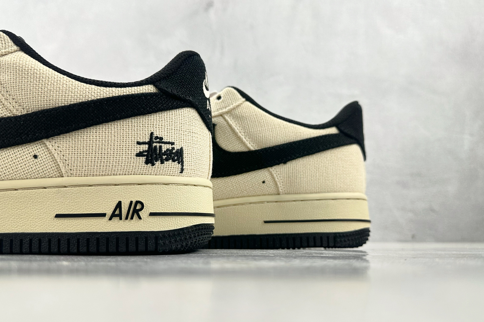 XC 
Nike Air Force 1'07  斯图西 联名 米白黑

货号：XX3168 153
尺