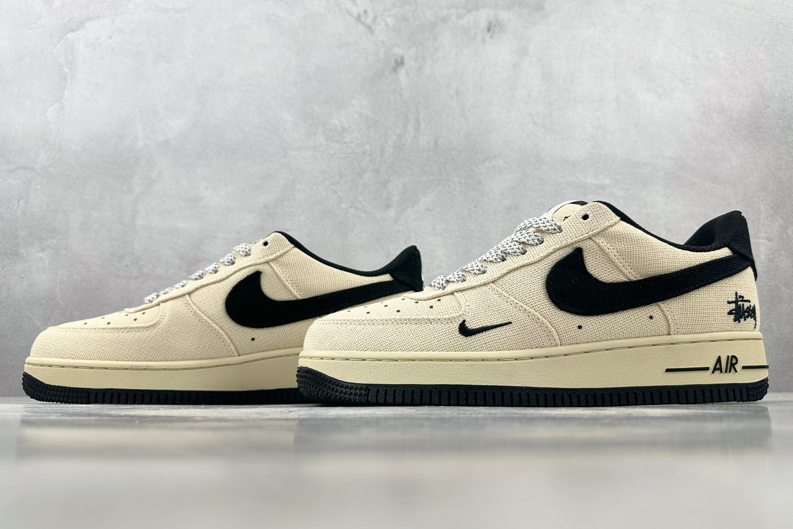 XC 
Nike Air Force 1'07  斯图西 联名 米白黑

货号：XX3168 153
尺