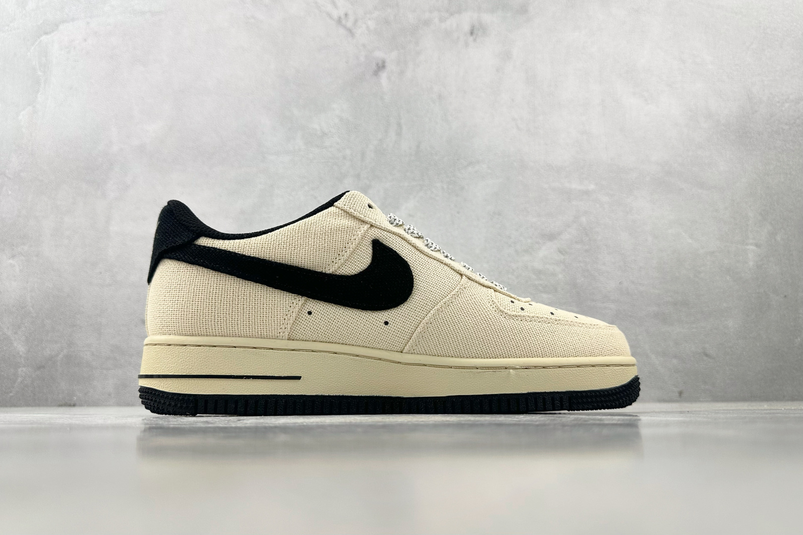 XC 
Nike Air Force 1'07  斯图西 联名 米白黑

货号：XX3168 153
尺