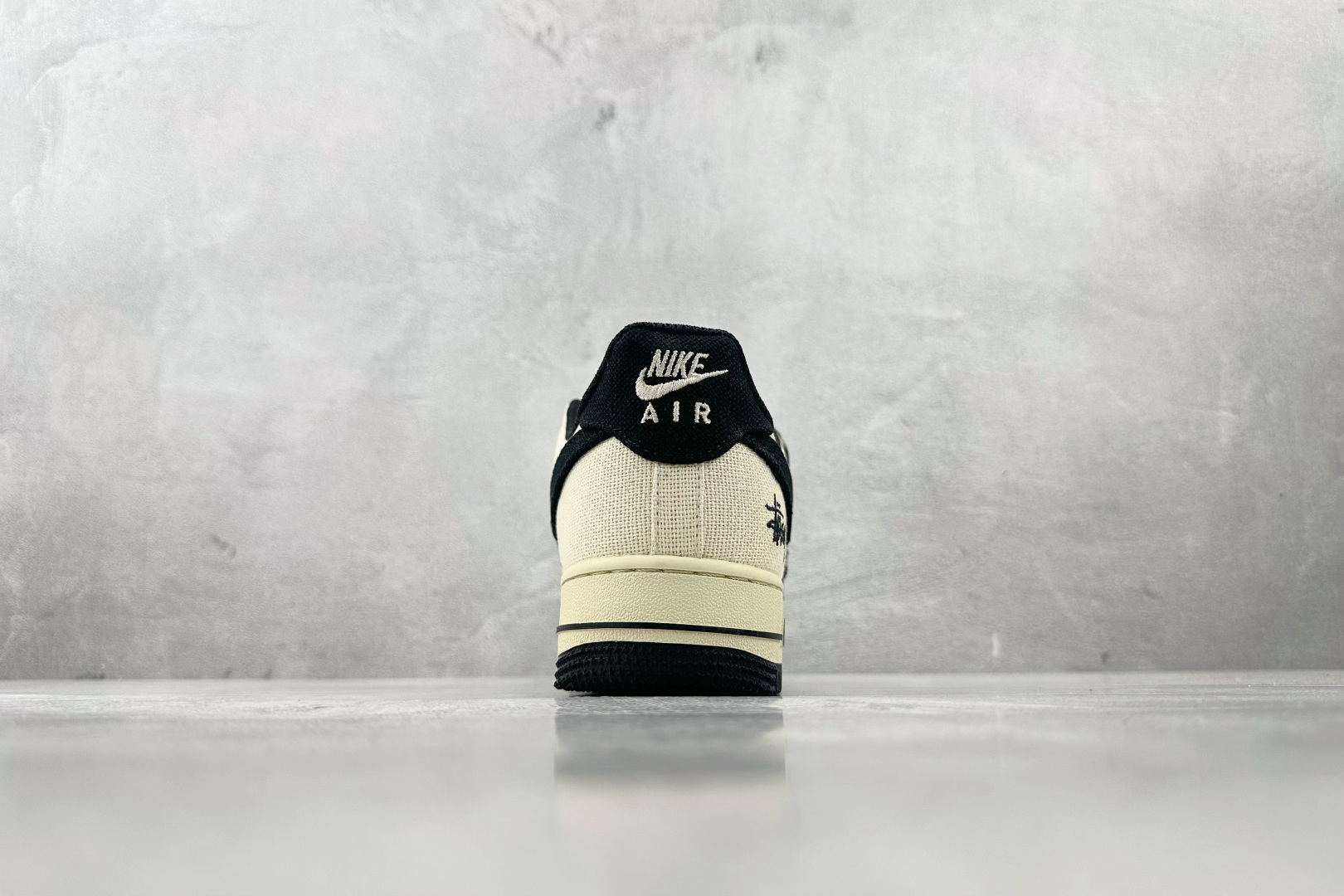 XC 
Nike Air Force 1'07  斯图西 联名 米白黑

货号：XX3168 153
尺