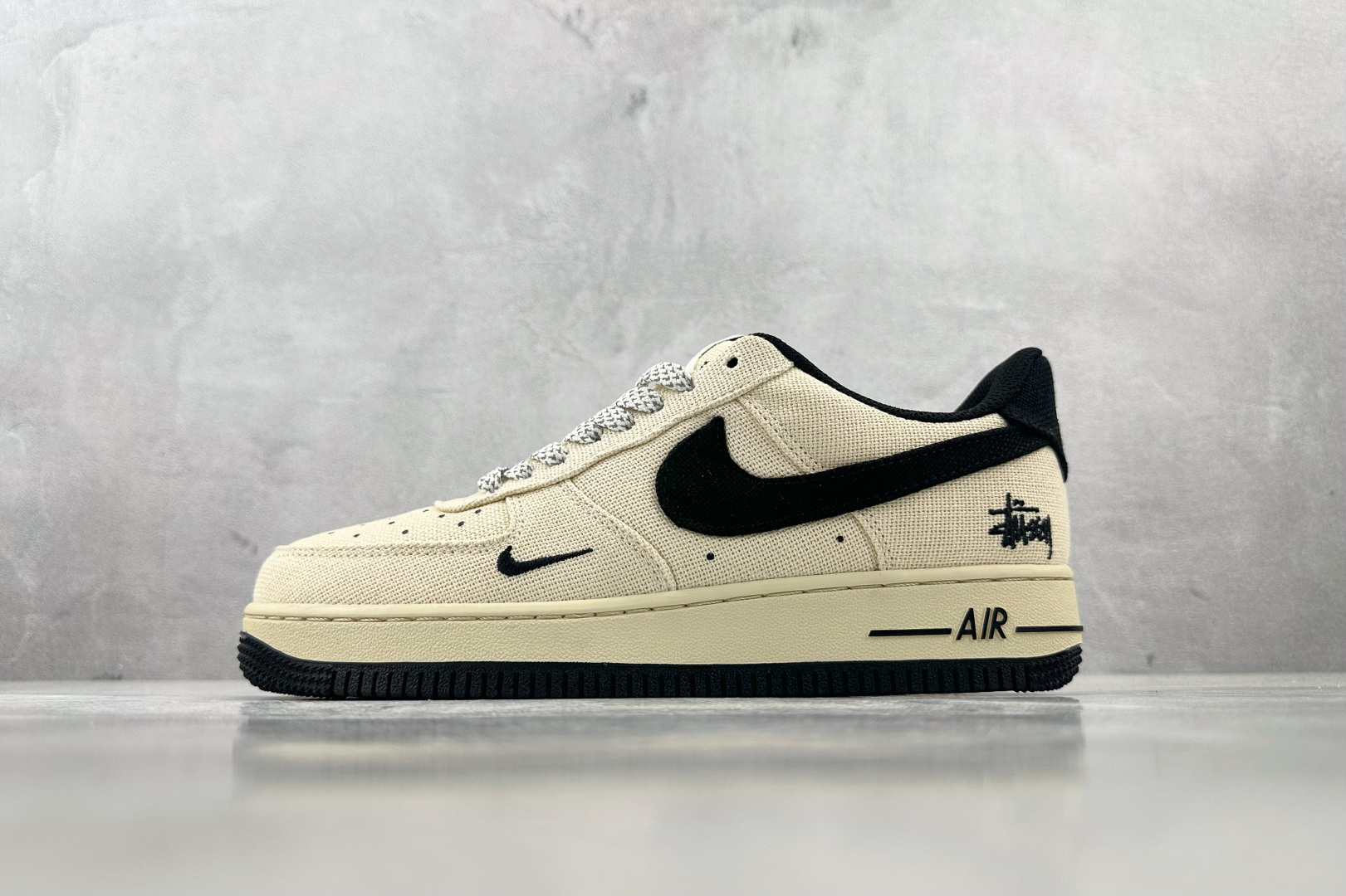 XC 
Nike Air Force 1'07  斯图西 联名 米白黑

货号：XX3168 153
尺