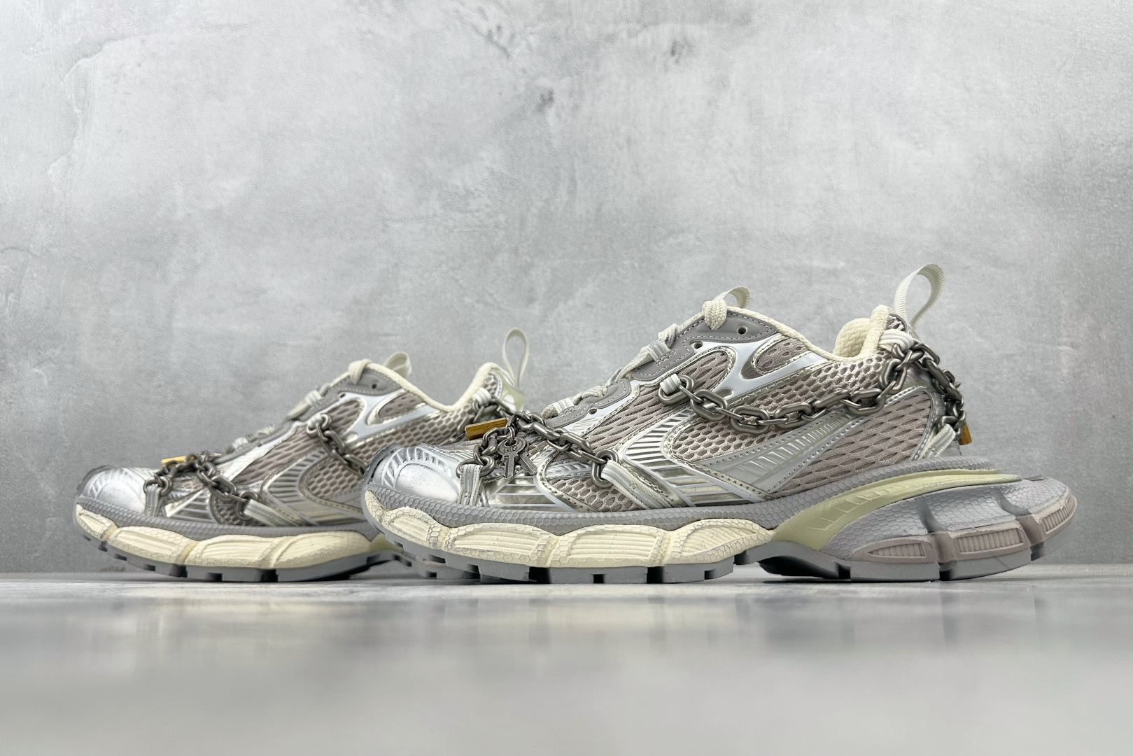 VG 
代购版 Balenciaga巴黎世家 3XL 灰银 童心锁

货号： W3XPL 9182
尺码