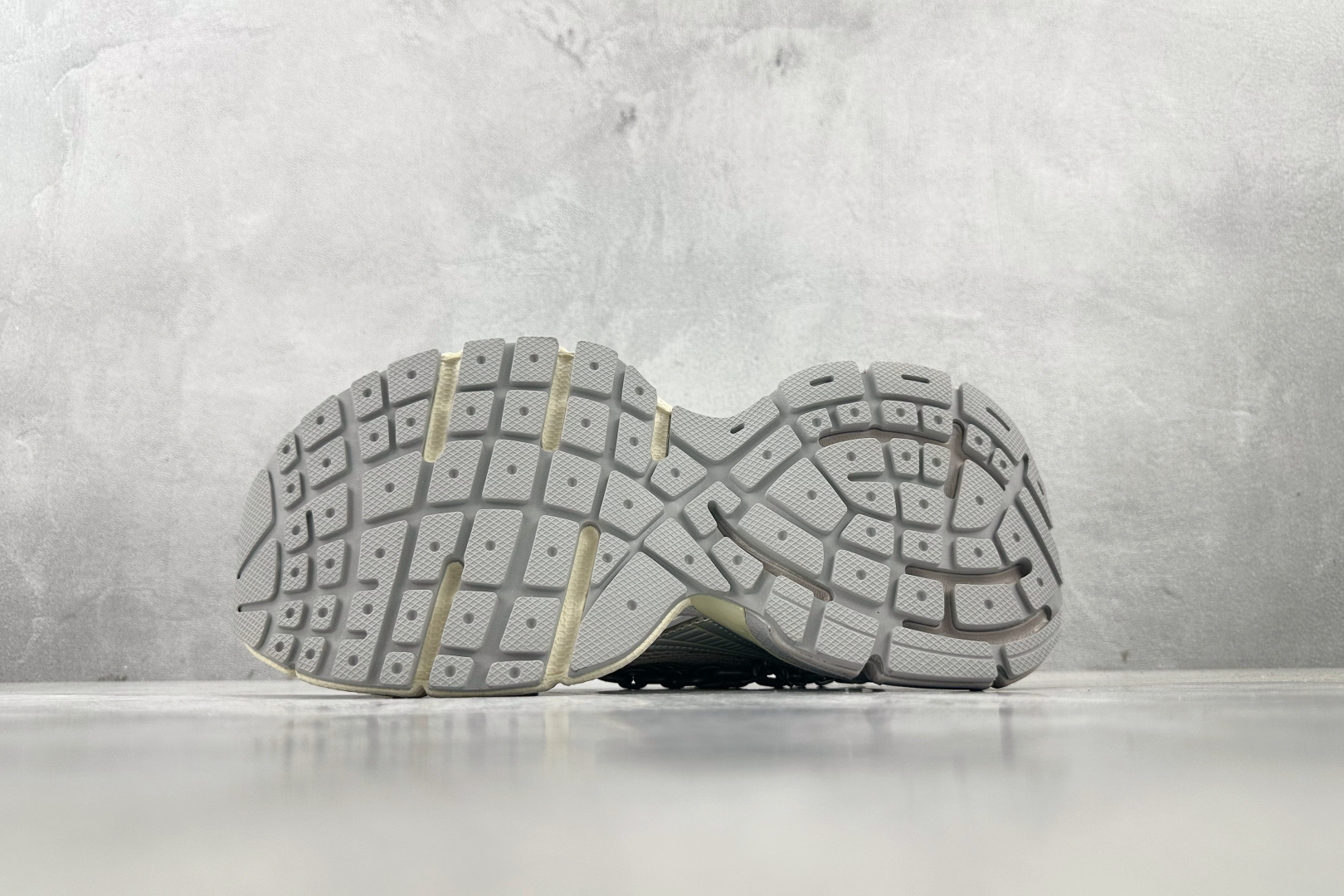 VG 
代购版 Balenciaga巴黎世家 3XL 灰银 童心锁

货号： W3XPL 9182
尺码