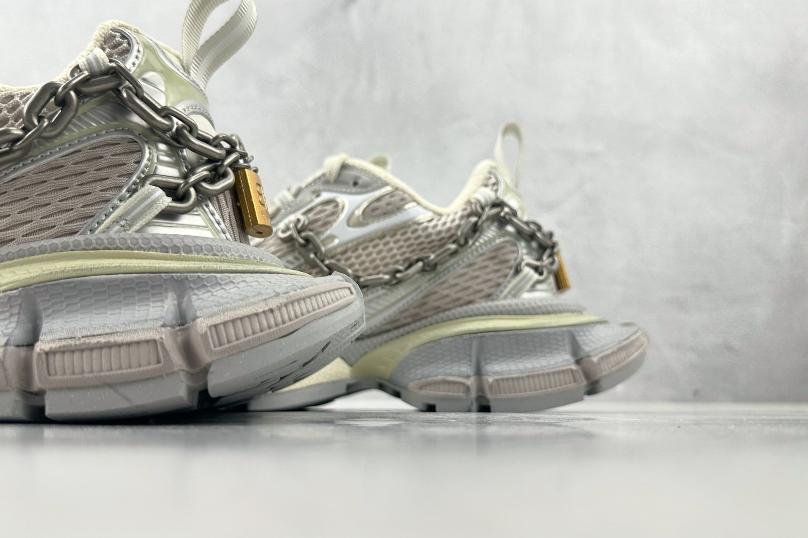 VG 
代购版 Balenciaga巴黎世家 3XL 灰银 童心锁

货号： W3XPL 9182
尺码
