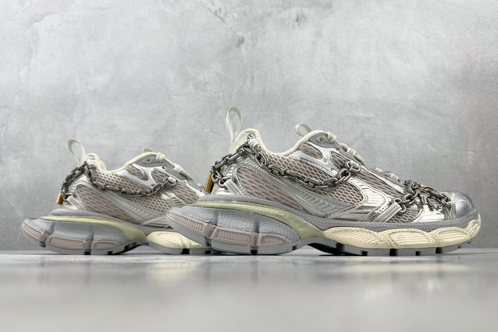 VG 
代购版 Balenciaga巴黎世家 3XL 灰银 童心锁

货号： W3XPL 9182
尺码