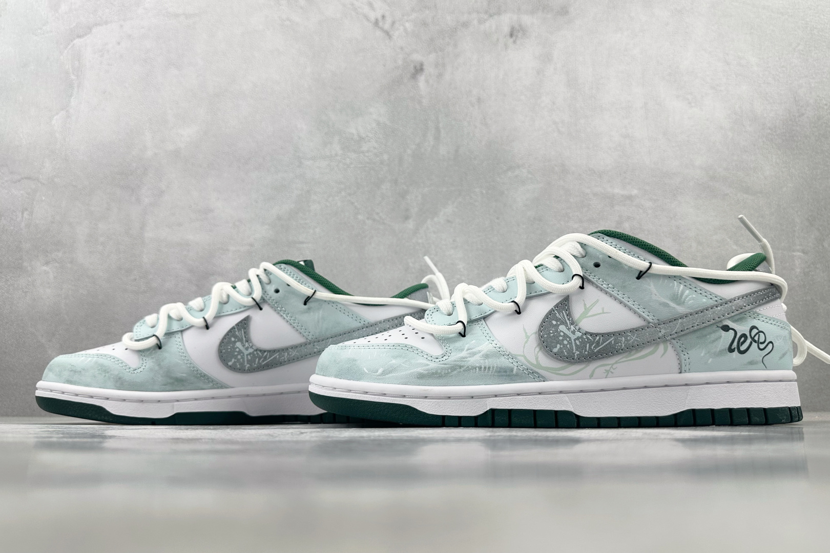 YC 
【定制球鞋】Nike Dunk 青花蛇骨 淡青色

货号：DD1391-101
尺码：40 40