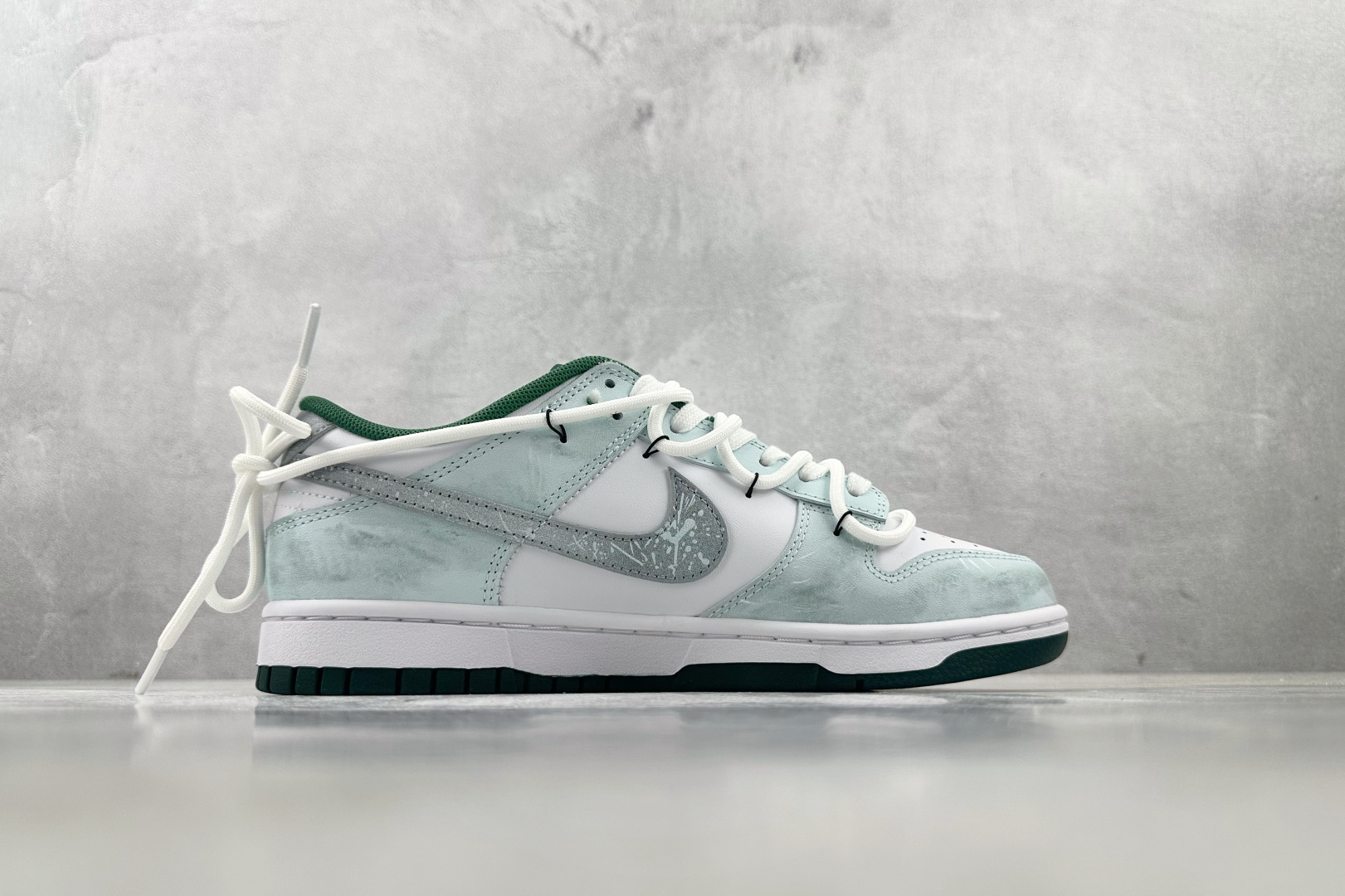 YC 
【定制球鞋】Nike Dunk 青花蛇骨 淡青色

货号：DD1391-101
尺码：40 40