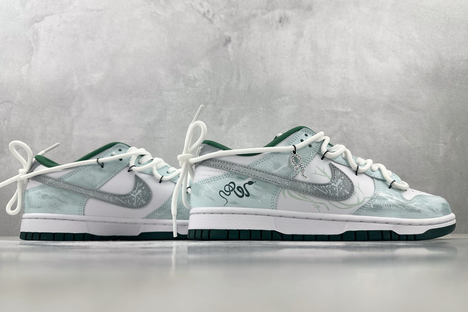 YC 
【定制球鞋】Nike Dunk 青花蛇骨 淡青色

货号：DD1391-101
尺码：40 40