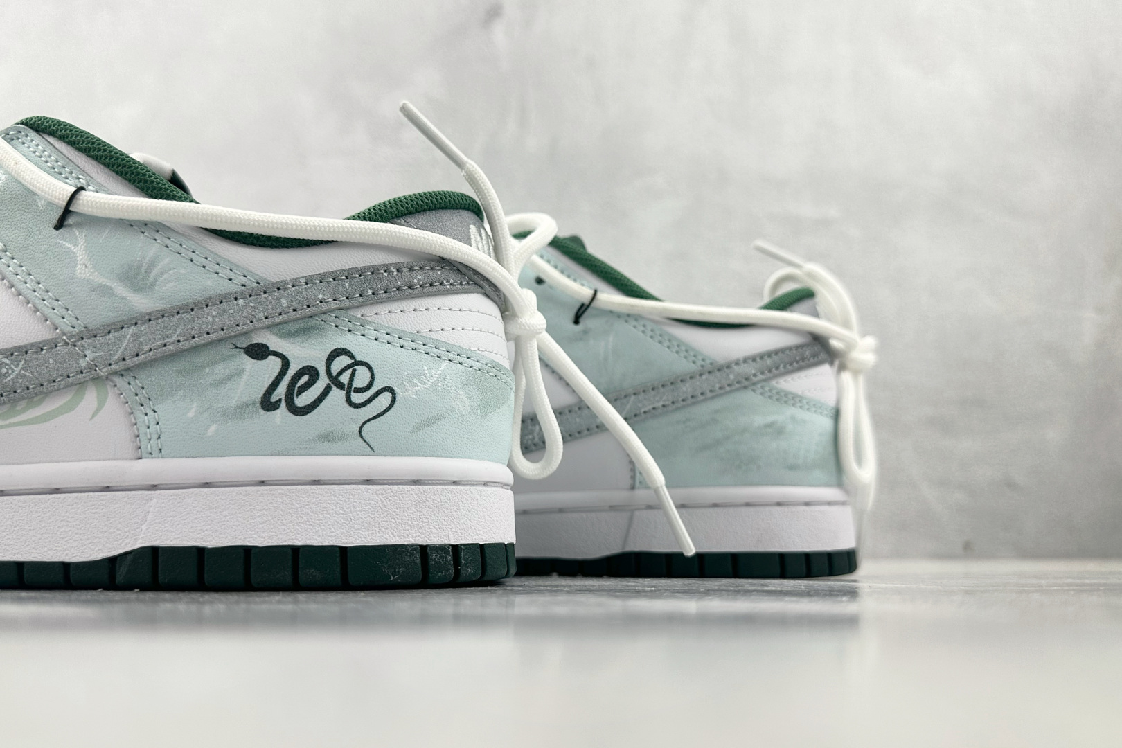 YC 
【定制球鞋】Nike Dunk 青花蛇骨 淡青色

货号：DD1391-101
尺码：40 40