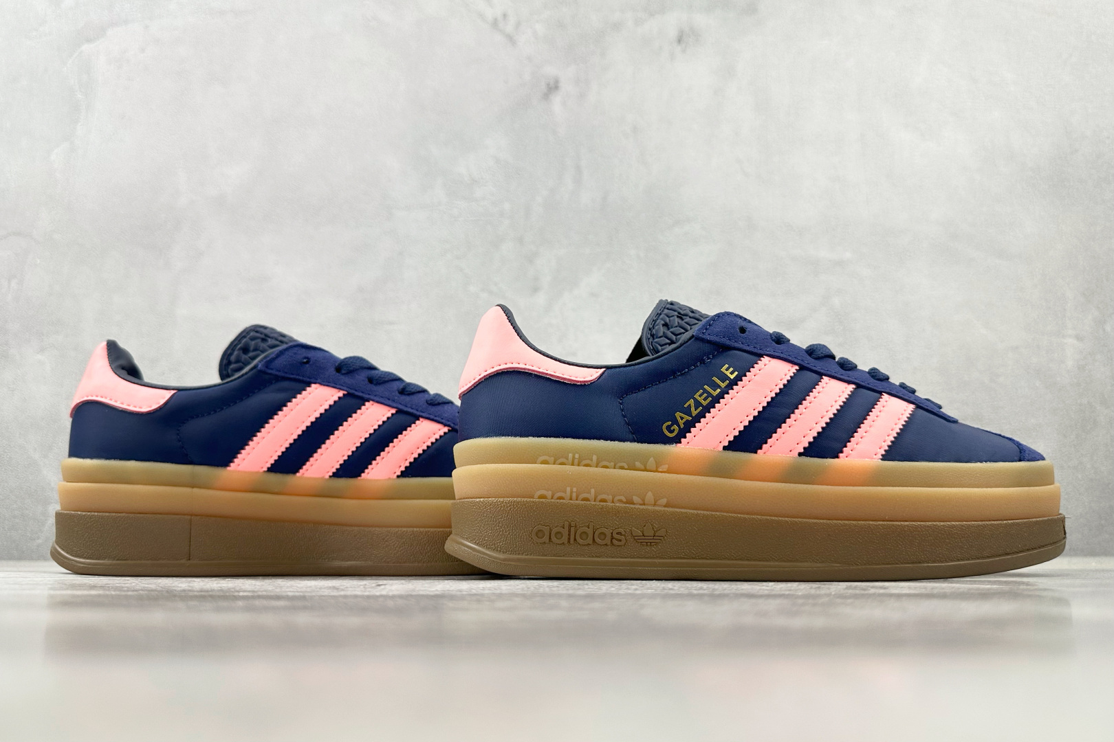 HG 
品质升级 adidas originals GAZELLE BOLD 深蓝粉色

货号：IG43