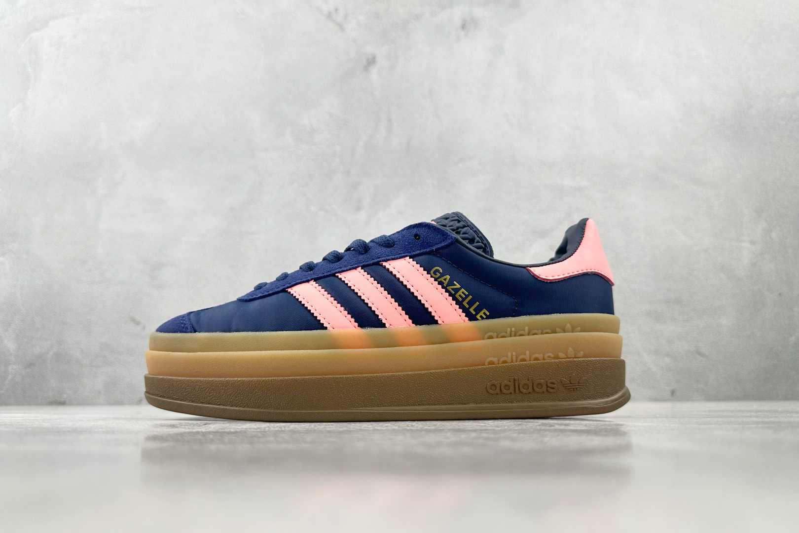 HG 
品质升级 adidas originals GAZELLE BOLD 深蓝粉色

货号：IG43
