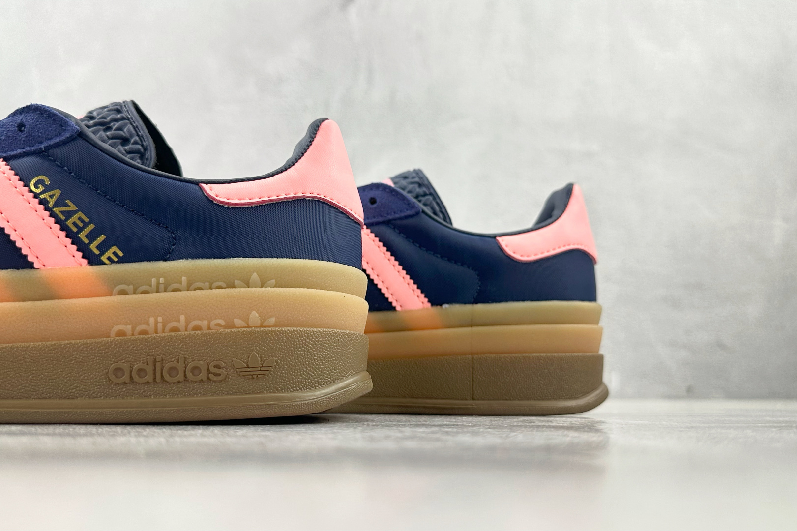 HG 
品质升级 adidas originals GAZELLE BOLD 深蓝粉色

货号：IG43