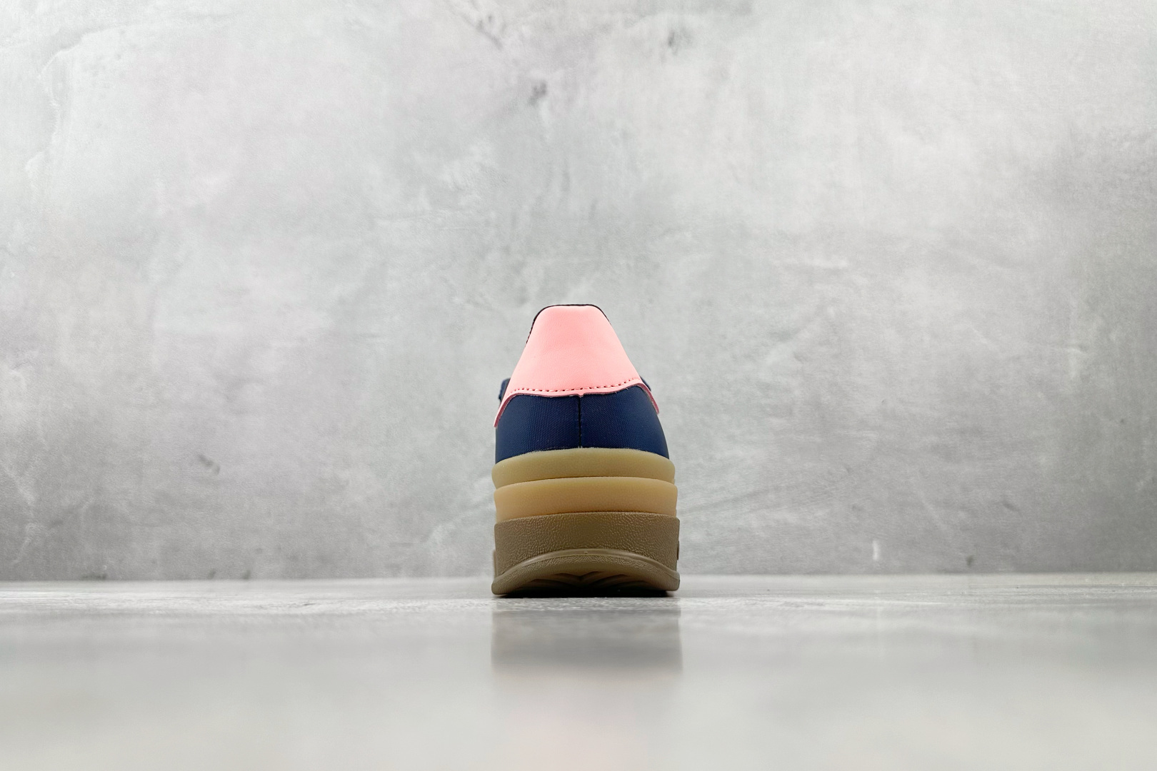 HG 
品质升级 adidas originals GAZELLE BOLD 深蓝粉色

货号：IG43