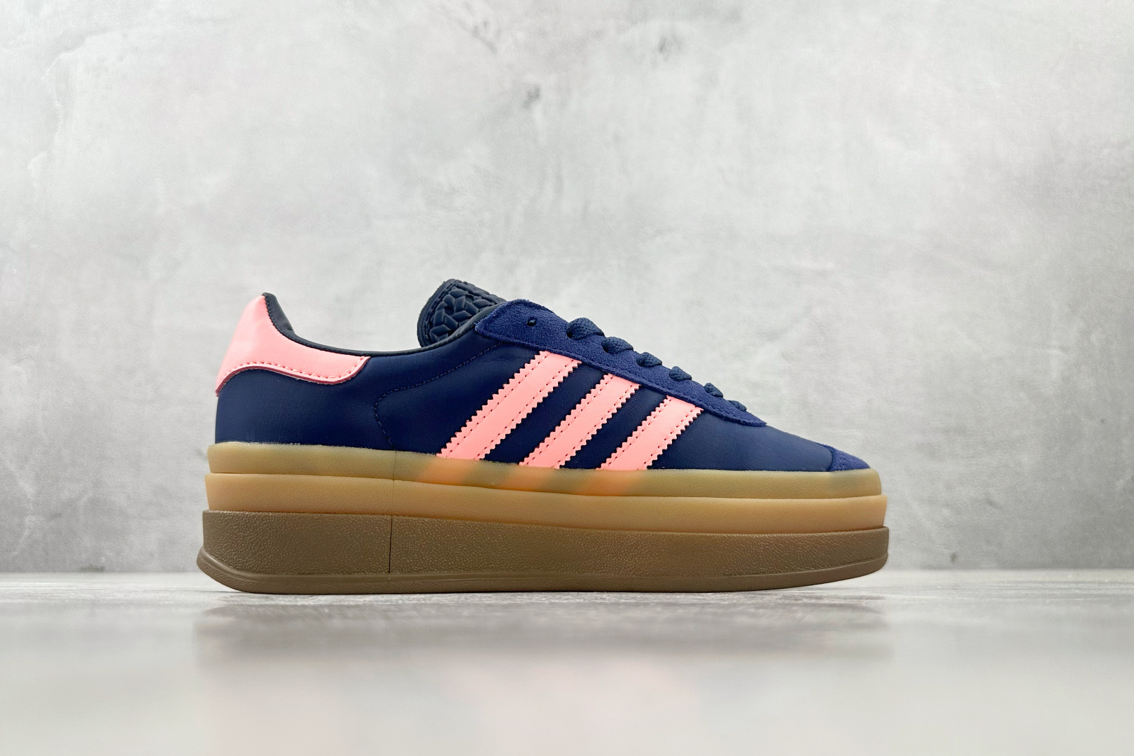 HG 
品质升级 adidas originals GAZELLE BOLD 深蓝粉色

货号：IG43