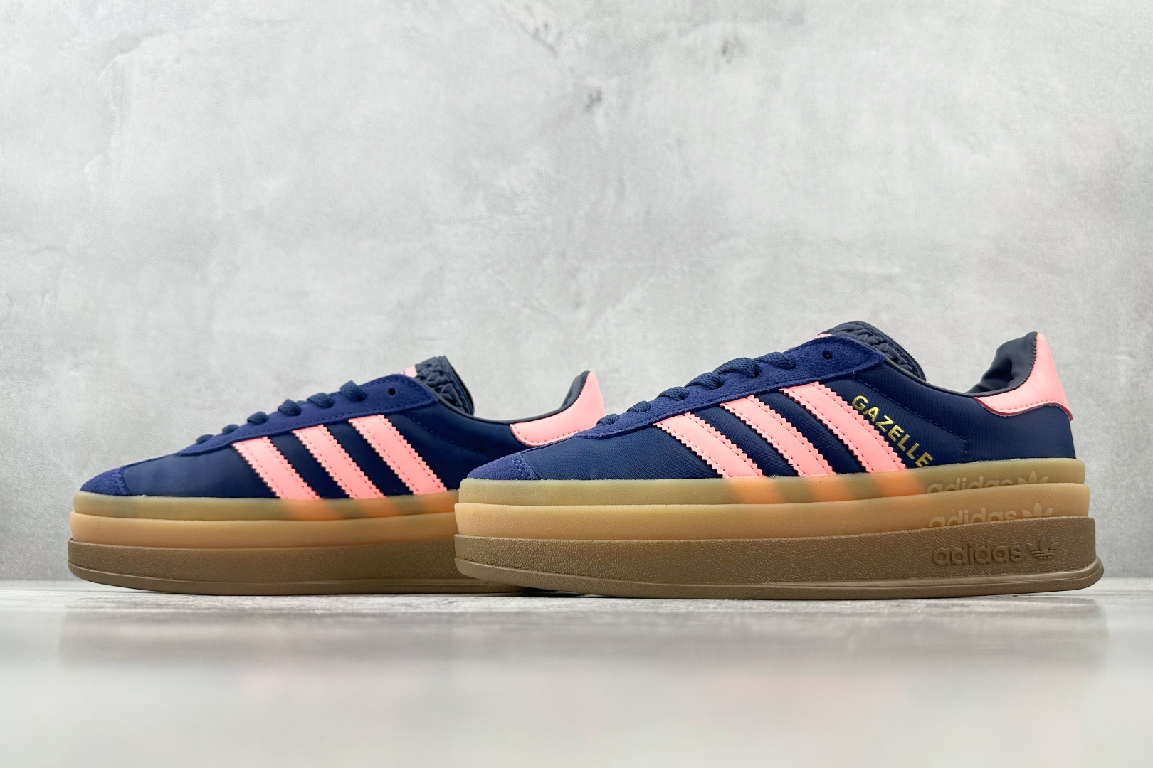 HG 
品质升级 adidas originals GAZELLE BOLD 深蓝粉色

货号：IG43