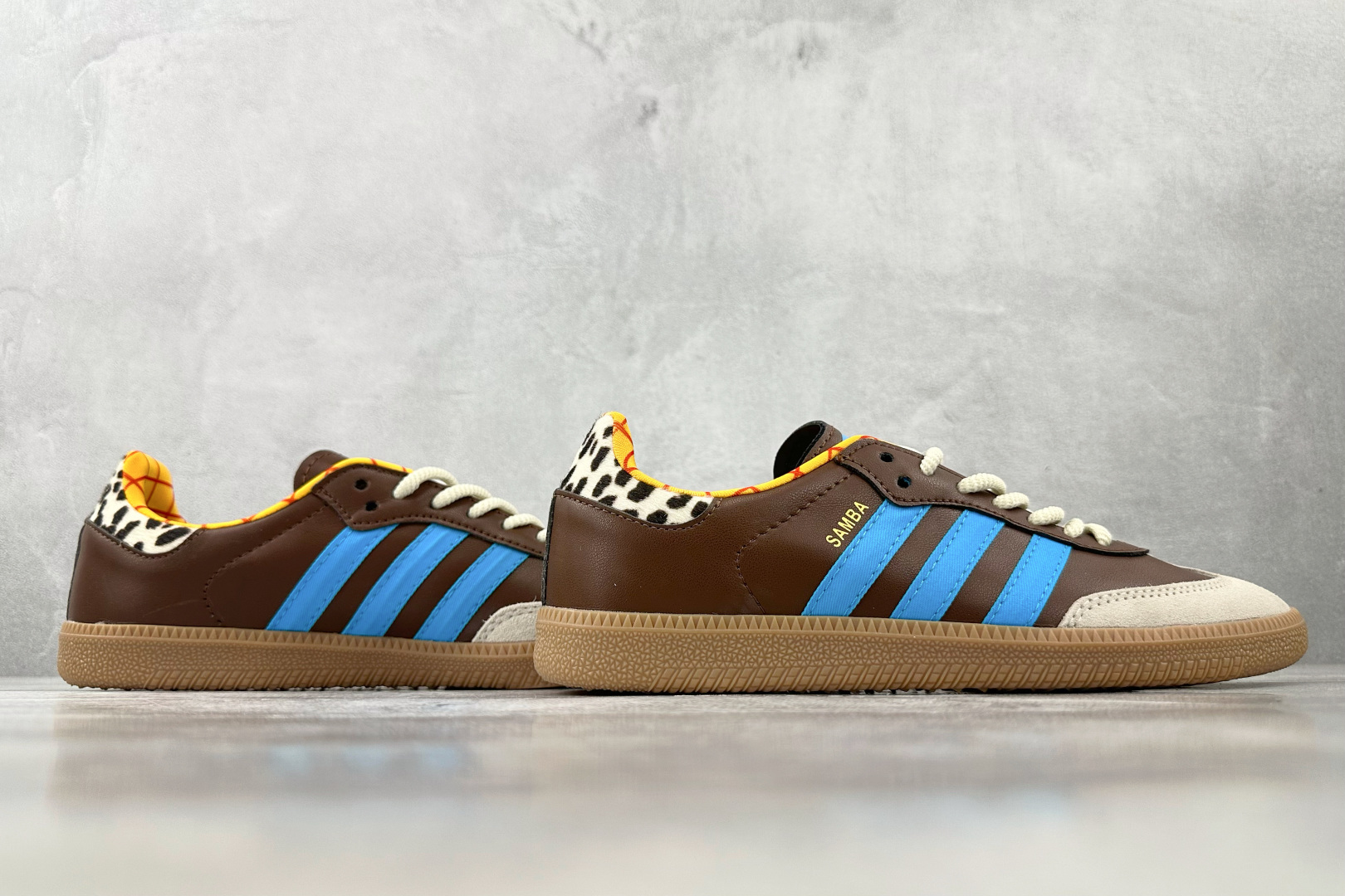 R 版 
出口订单  Toy Story x adidas originals Samba Woody棕