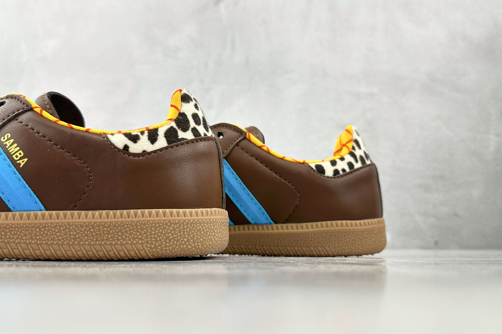 R 版 
出口订单  Toy Story x adidas originals Samba Woody棕