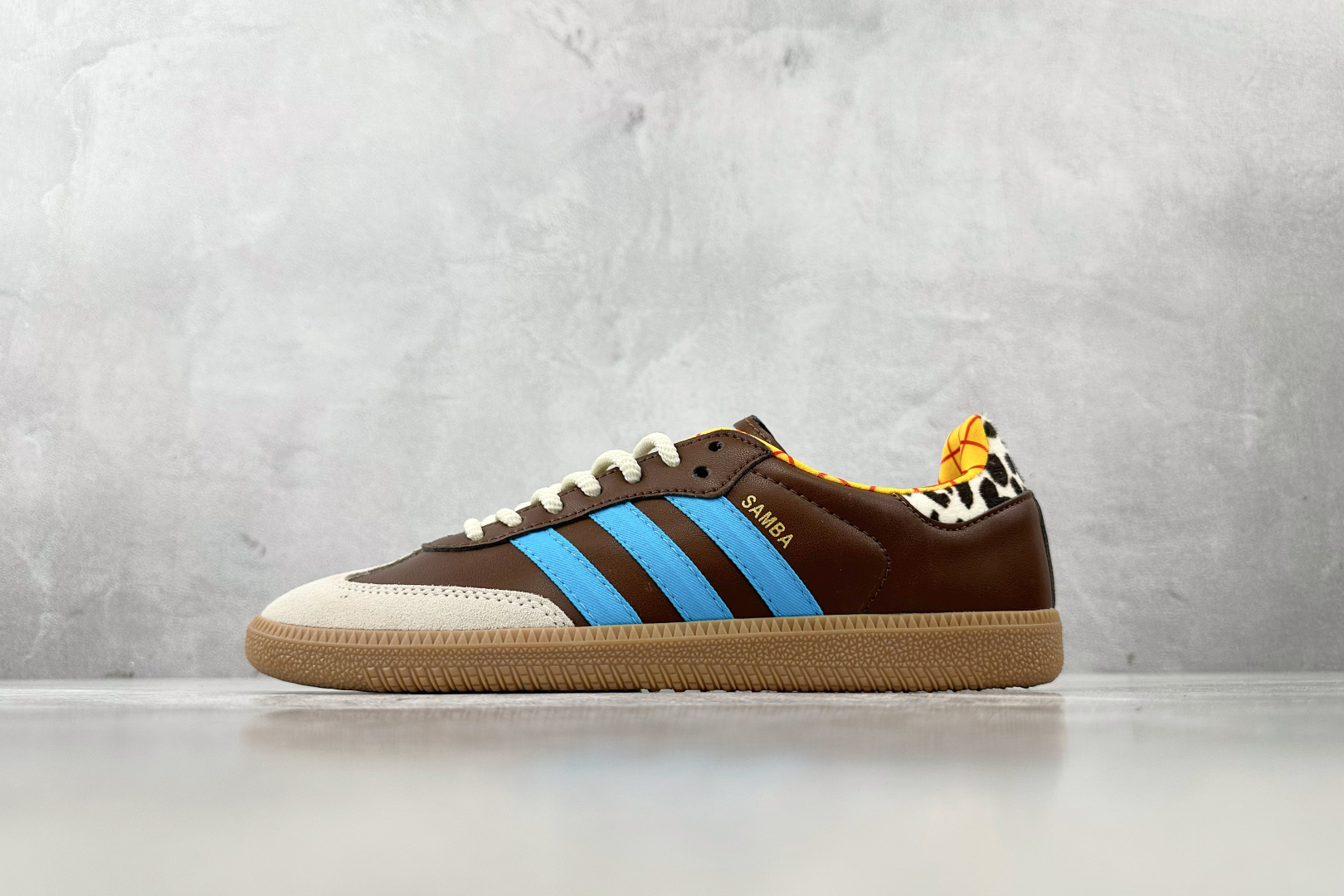 R 版 
出口订单  Toy Story x adidas originals Samba Woody棕