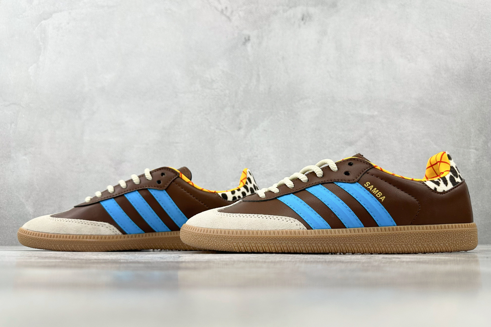R 版 
出口订单  Toy Story x adidas originals Samba Woody棕