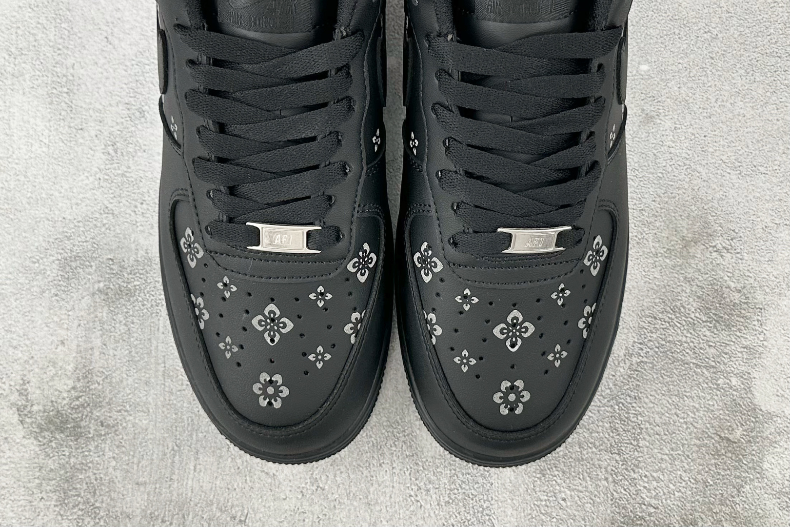 
外贸批次  【定制球鞋】Nike Air Force 1 腰果花 黑武士

货号：CW2288-001