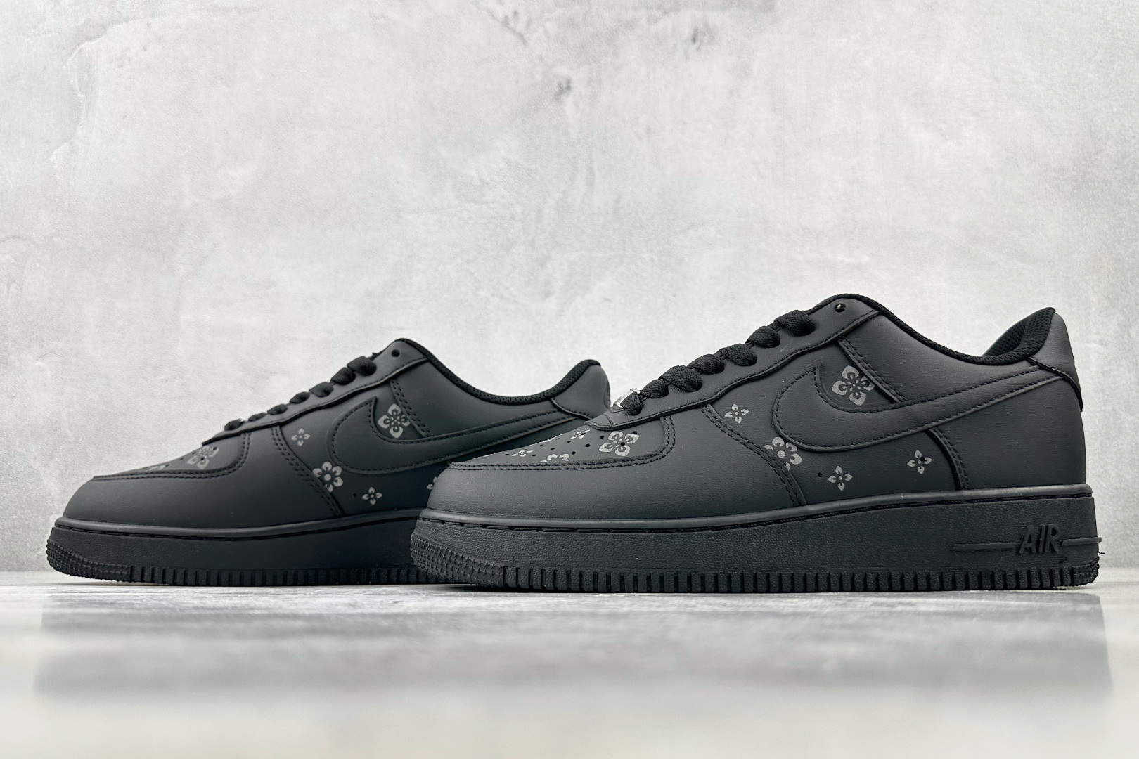 
外贸批次  【定制球鞋】Nike Air Force 1 腰果花 黑武士

货号：CW2288-001
