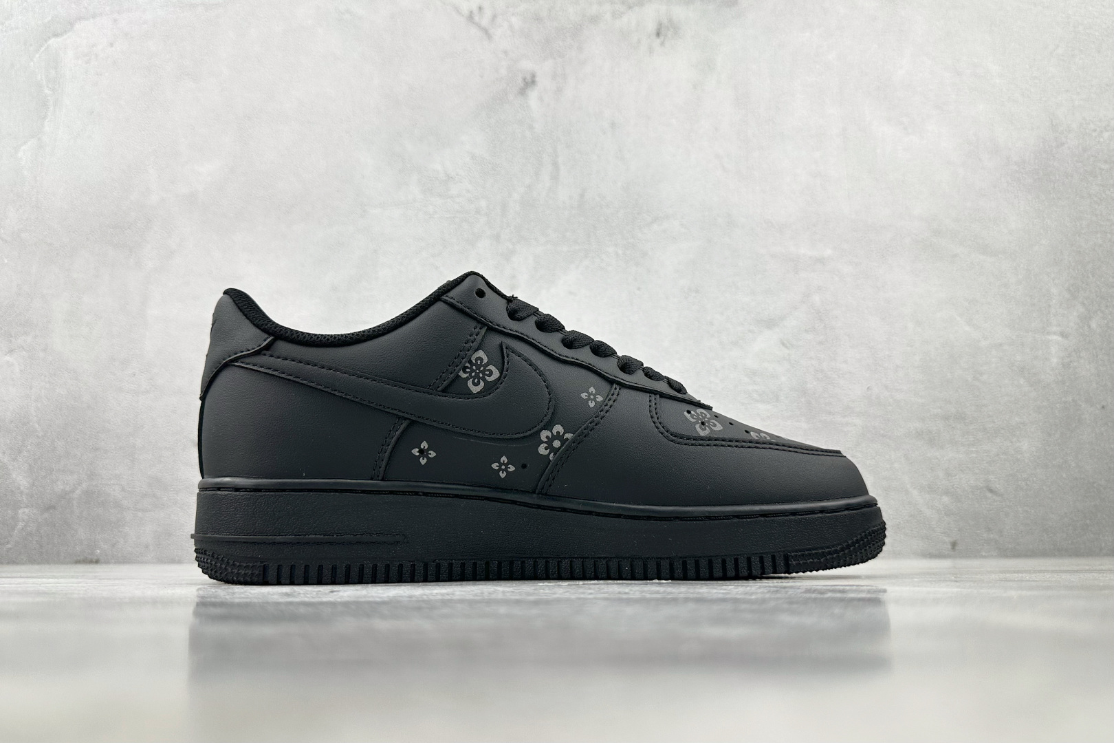 
外贸批次  【定制球鞋】Nike Air Force 1 腰果花 黑武士

货号：CW2288-001