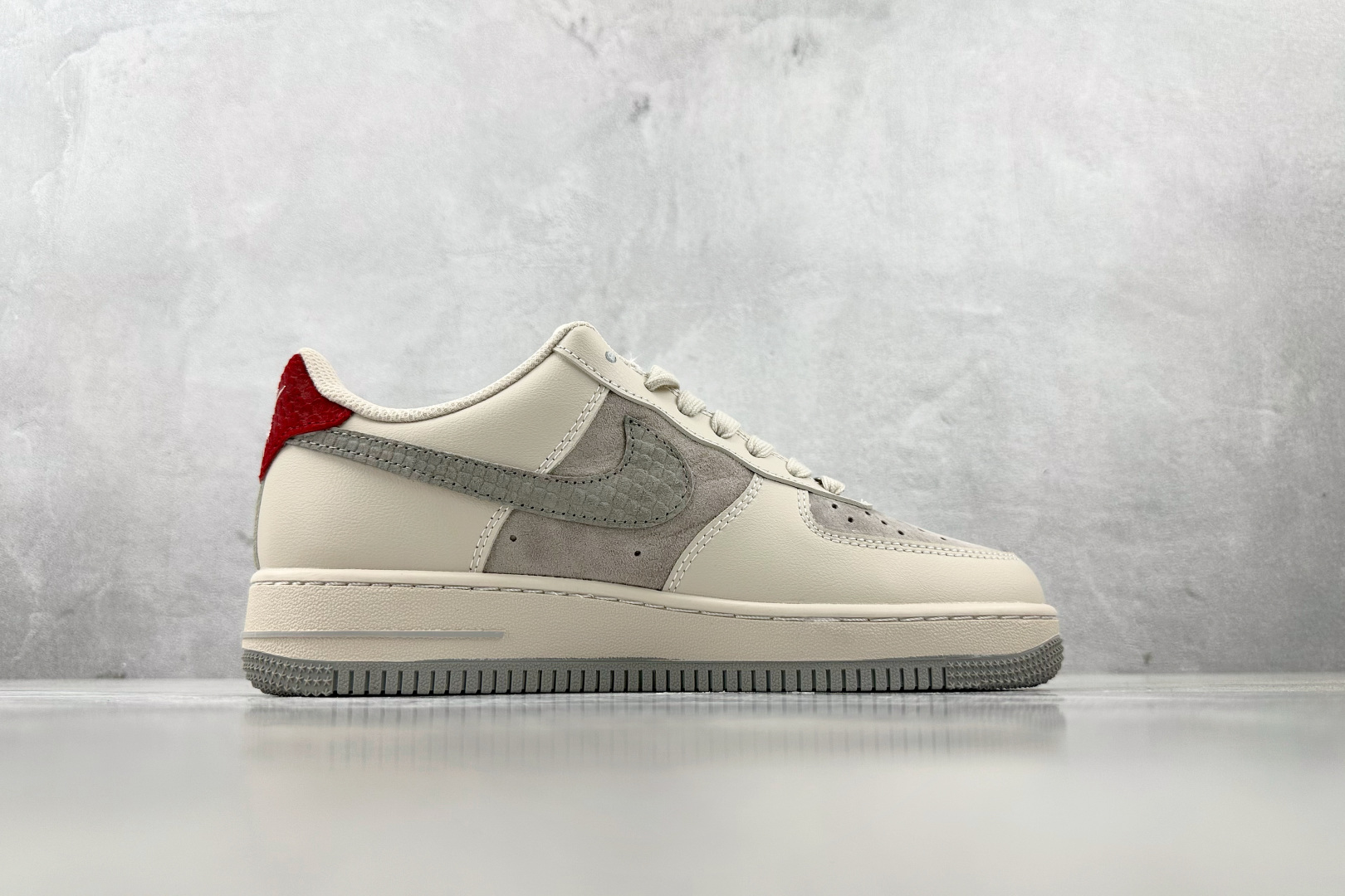 260 Nike Air Force 1'07 LV 联名 米白灰 XX3168-130