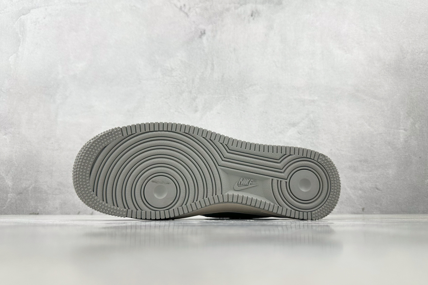 260 Nike Air Force 1'07 LV 联名 米白灰 XX3168-130