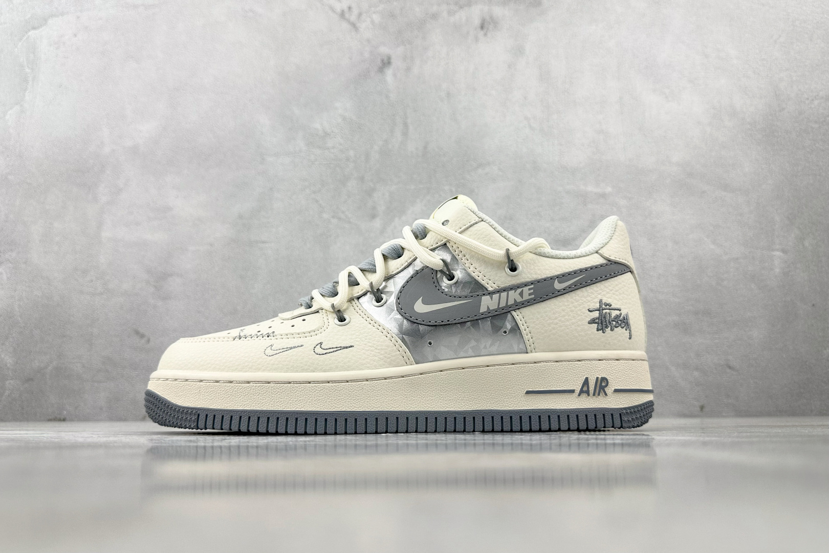 260 Nike Air Force 1'07 斯图西 联名 米白灰 DM6868-072