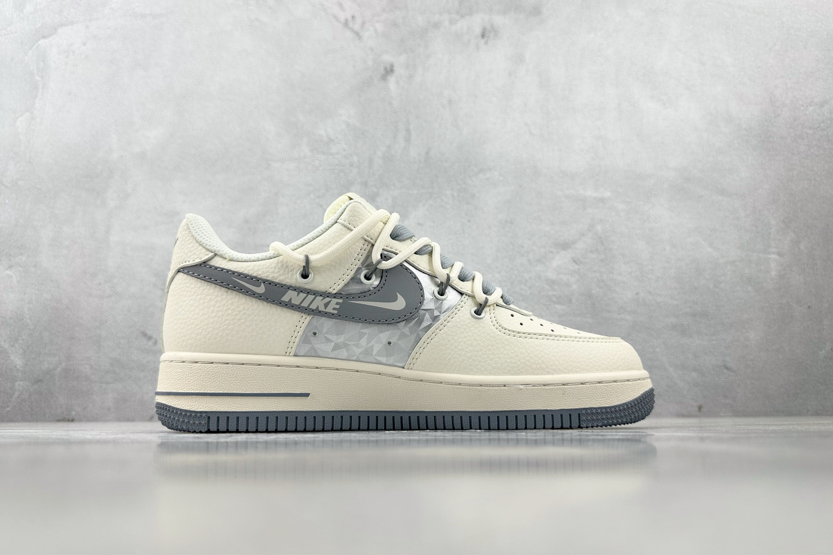 260 Nike Air Force 1'07 斯图西 联名 米白灰 DM6868-072