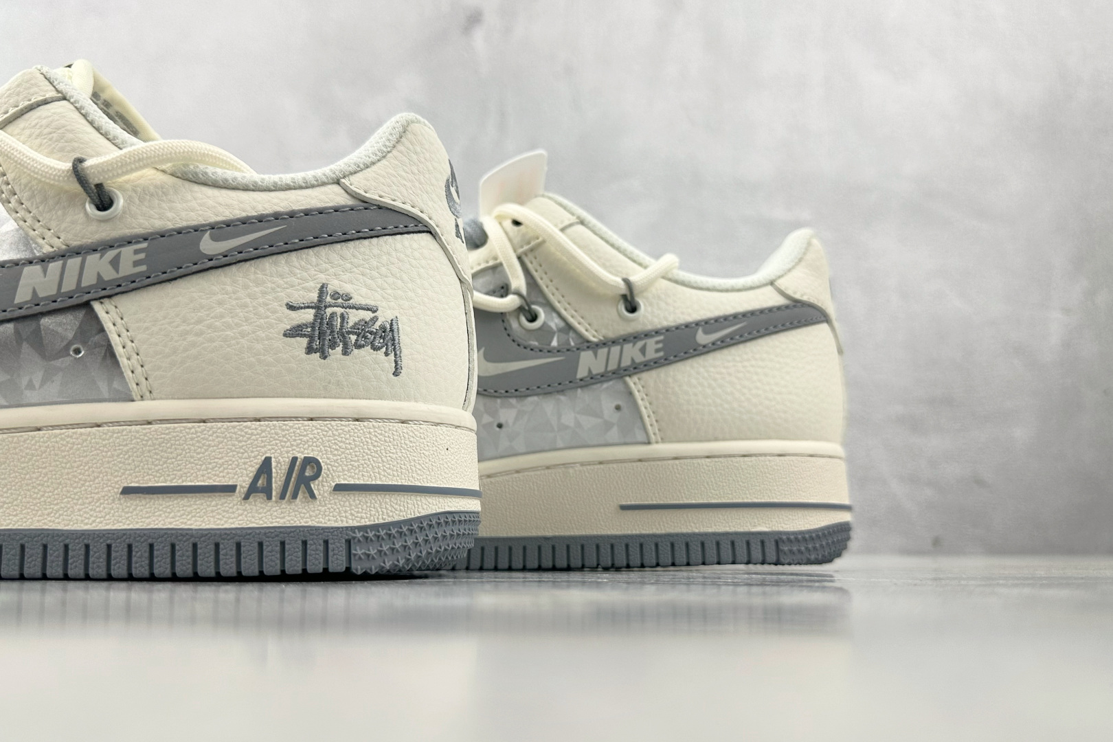 260 Nike Air Force 1'07 斯图西 联名 米白灰 DM6868-072