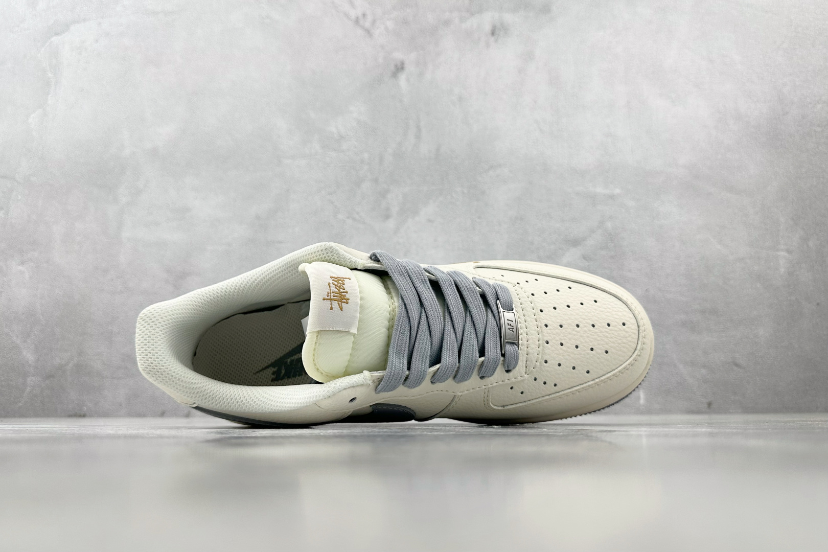 XC 
Nike Air Force 1'07 斯图西 联名 米白灰

货号：XX3168 150
尺码