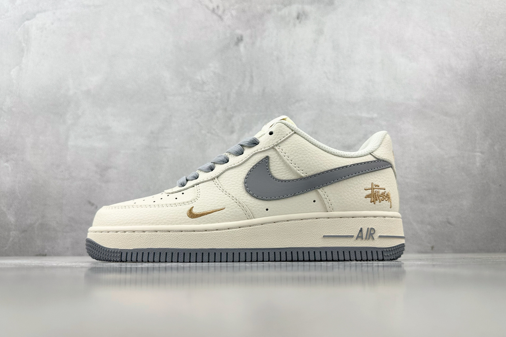 XC 
Nike Air Force 1'07 斯图西 联名 米白灰

货号：XX3168 150
尺码