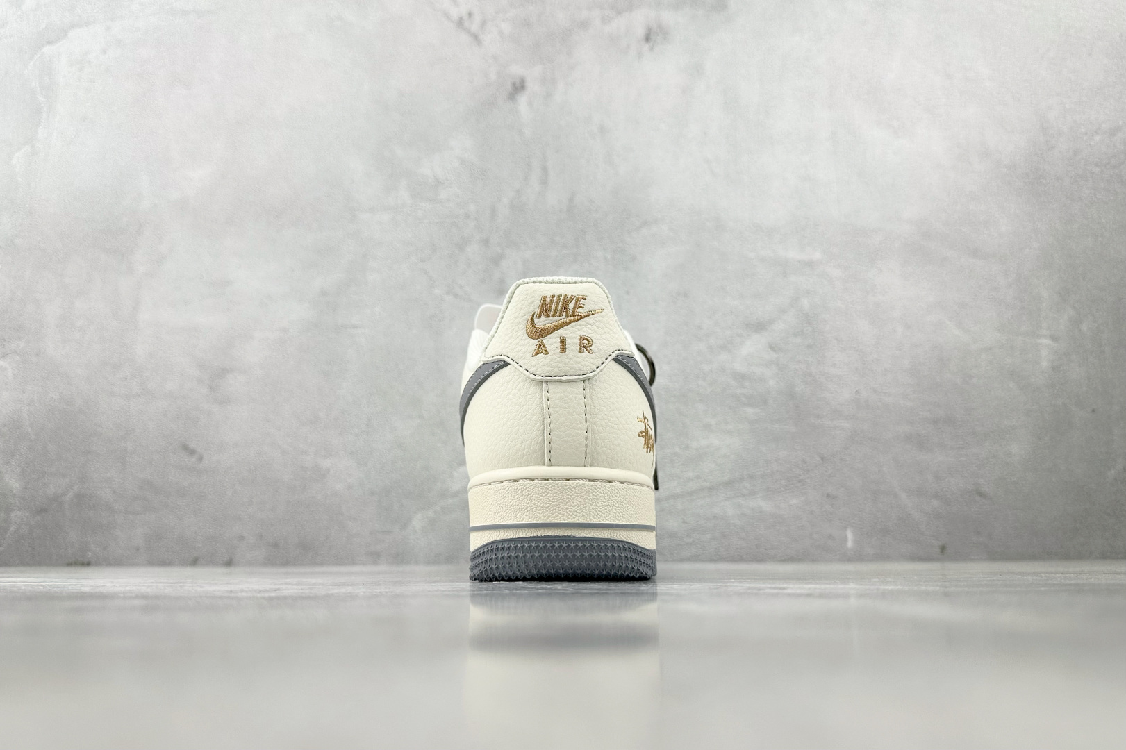 XC 
Nike Air Force 1'07 斯图西 联名 米白灰

货号：XX3168 150
尺码