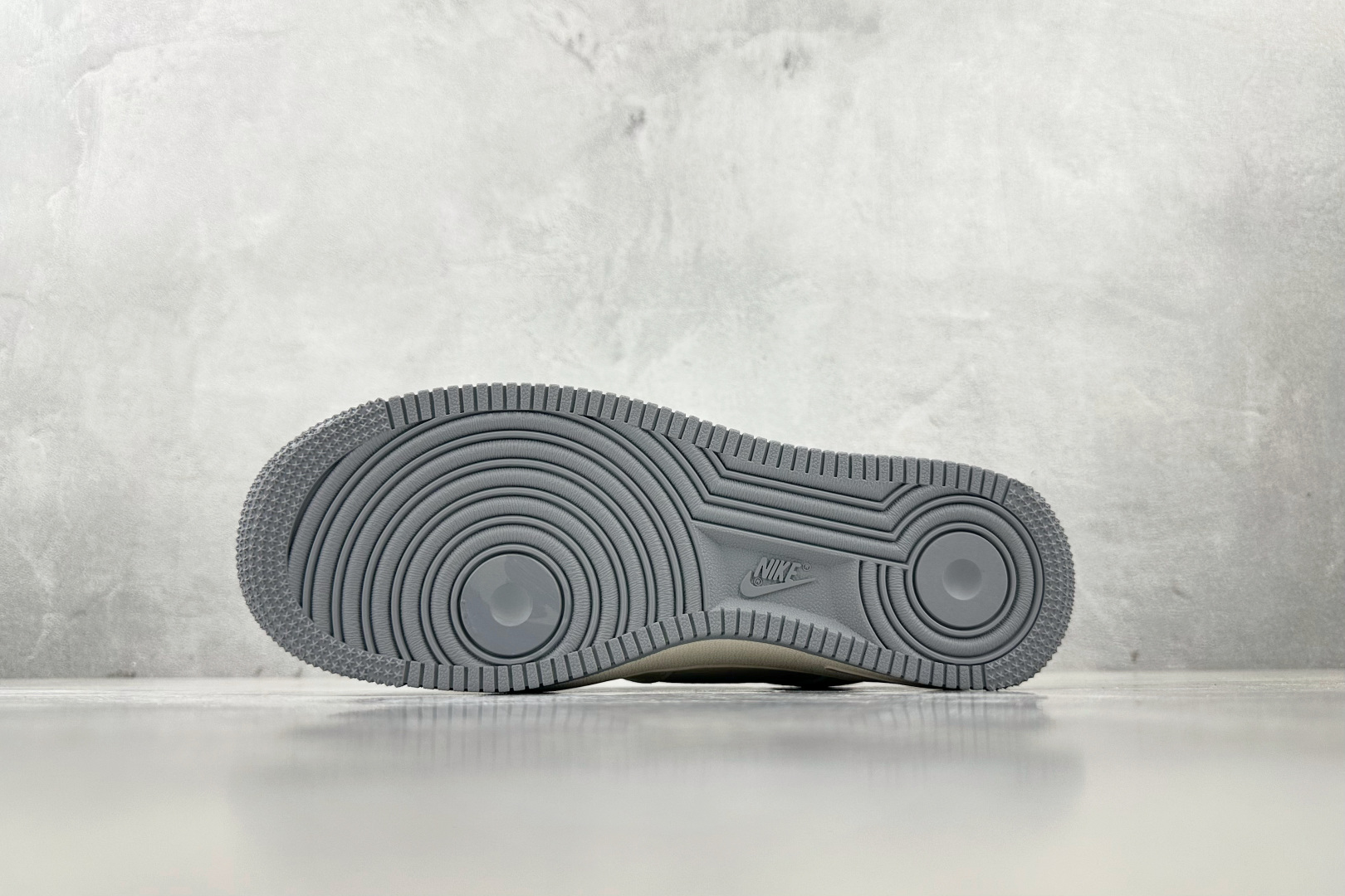 XC 
Nike Air Force 1'07 斯图西 联名 米白灰

货号：XX3168 150
尺码